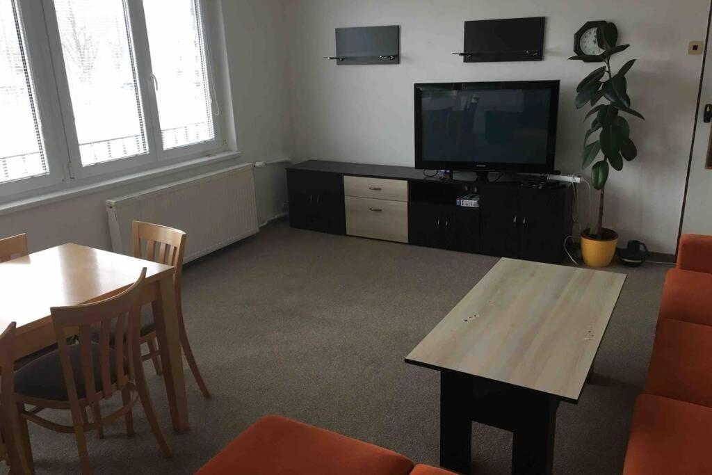 Family Apartment With Garden And Parking Spot Ceske Budejovice Exterior foto